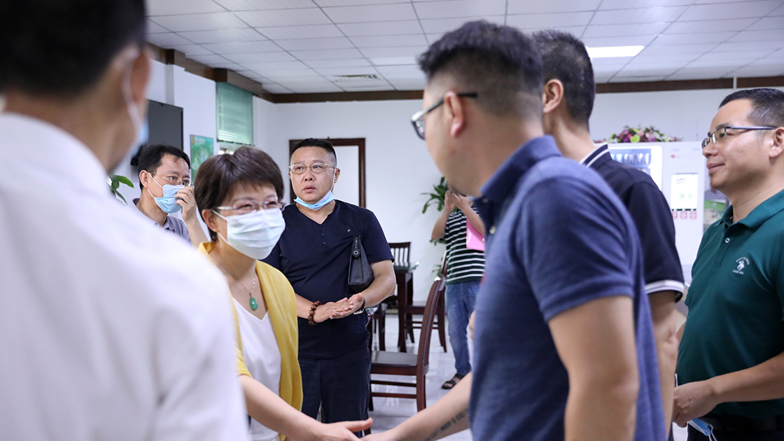 2·公司董事长与南京参观团领导握手.jpg
