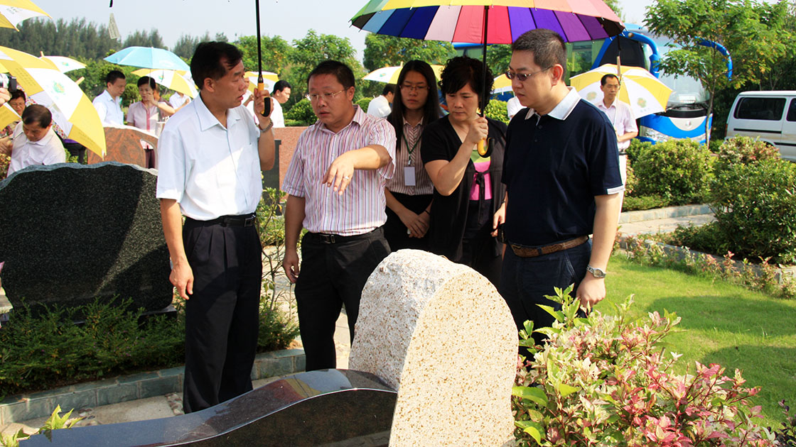 2省市民政领导参观艺术墓区1120.jpg