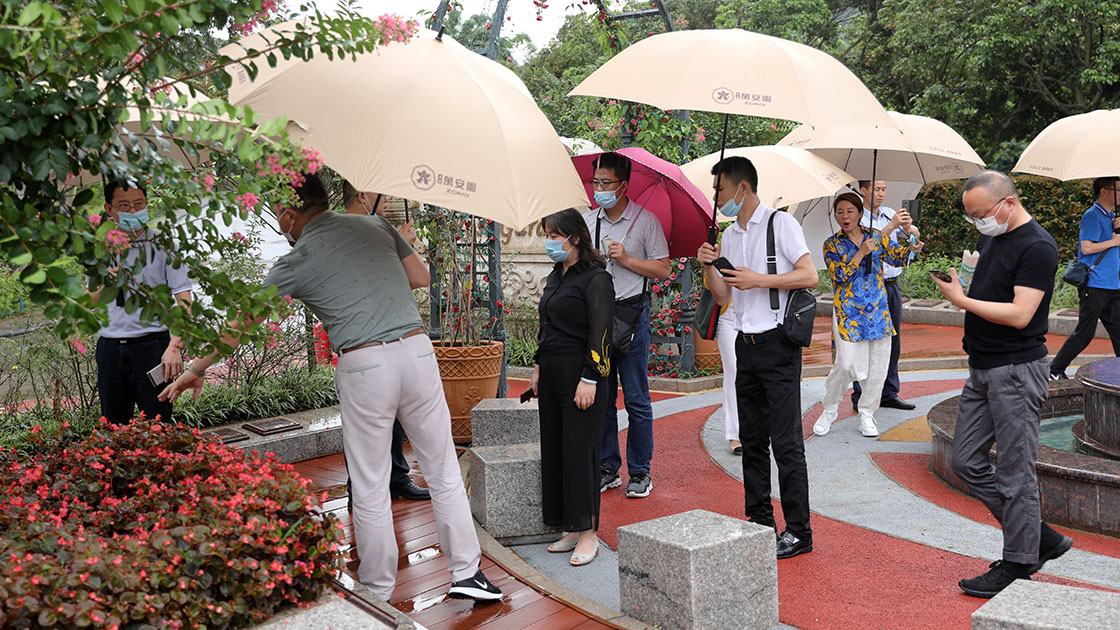 4公司领导向参观代表介绍玫瑰苑内，高端花坛葬、生态葬现场1120.jpg
