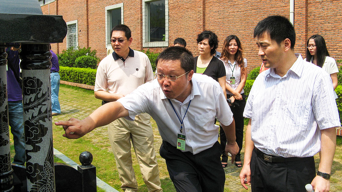 4公司领导向民政部李波副司长介绍新样碑区1120.jpg
