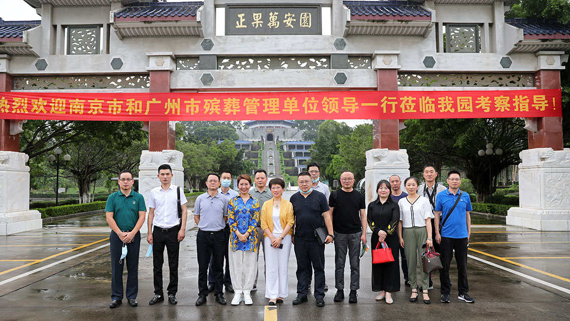 6公司领导与同行们合影留念1120.jpg