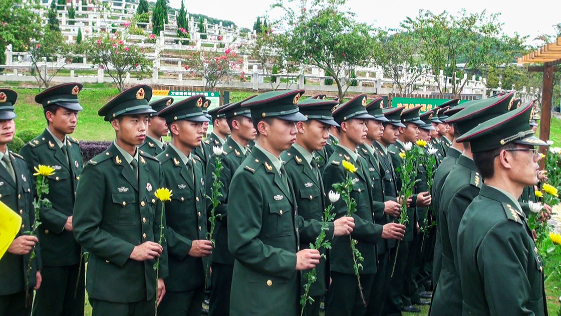 战友为烈士送行1120.jpg