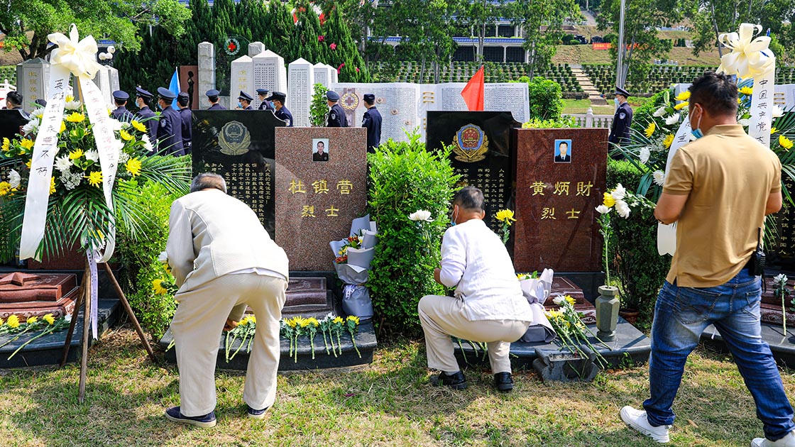 7公司干部、礼仪师等向烈士献花1120.jpg