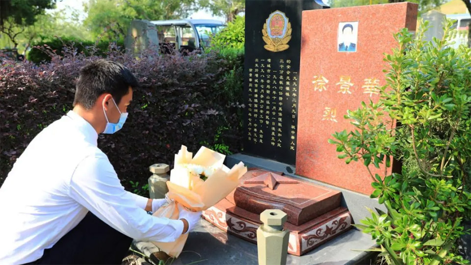 3向徐景华烈士献花.jpg