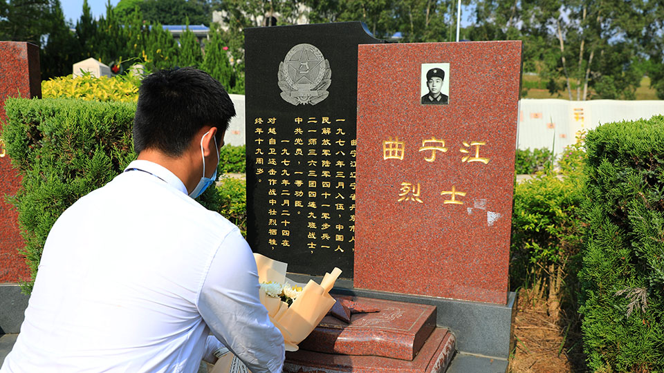 5向曲宁江烈士献花.jpg