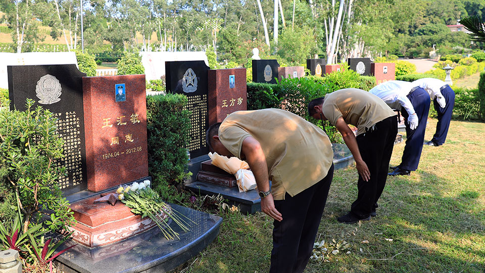 7向人民英雄敬献鲜花.jpg